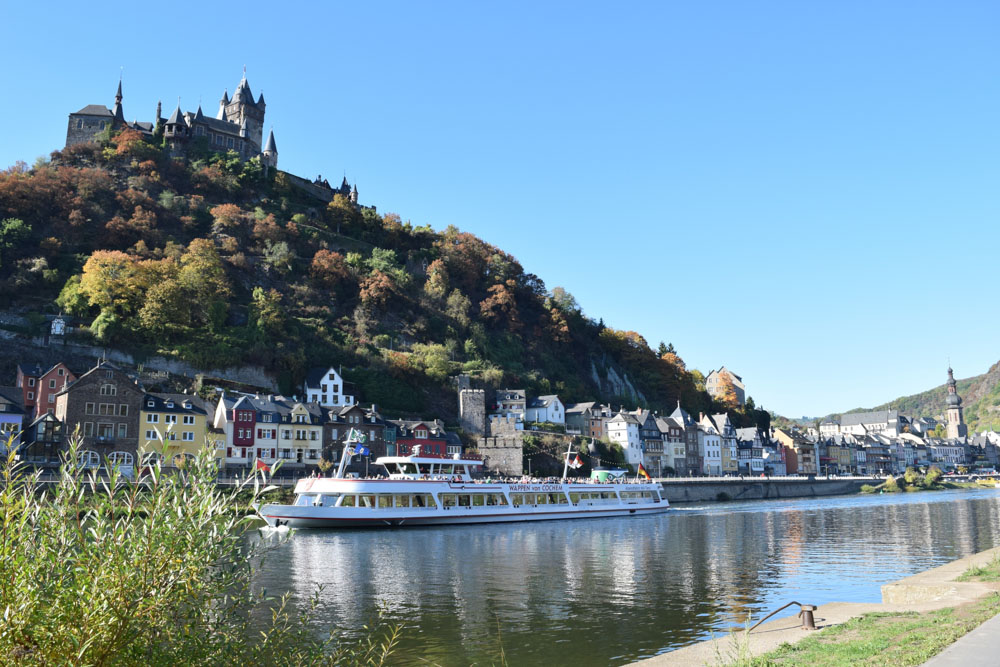 Bergfluss Burg Mosel Schifffahrt Wasser Fluss